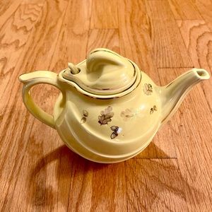 Vintage,1920 tea pot.Hall China Co. yellow tea pot